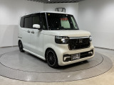 パーキングブレーキは指一本で操作可能な電子制御パーキングブレーキ。さらに停車中にブレーキペダルから足を話しても停車状態を保つオートブレーキホールドもついています。発進時に自動で解除されます。