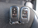 スマートキー付!キーを取り出さなくてもドアロックの施錠・開錠、エンジンの始動が出来ます!雨の日や荷物の多い日にとても便利ですね♪