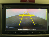 【バックカメラ】ギアをリバースに入れれば自動的にモニターが切り換わるので、車庫入れや後退確認がラクラク OKです!