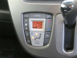 オートエアコン機能で、車内を自動的に、設定した温度に保ってくれます。
