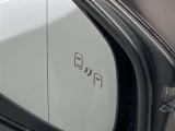 ブラインドスポットモニター(BSM)を装備しています。隣を走る車両が死角に入るとミラー内LEDインジケーターが点灯。さらに、ウィンカーを出すとインジケーターが光って点滅して注意を促してくれます。