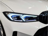 【LEDヘッドライト】先進のLEDテクノロジーを採用。放射される白色光の周波特性は太陽光に近く、バイキセノン・ヘッドライトを上回るコントラストで更に明るく輝きます!