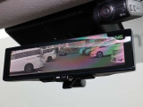 車両後方を映し出します・スマートルームミラー装備です。