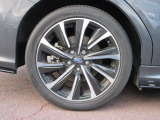 右後 アルミホイールは、カッコイイだけではなく、燃費にも影響するアイテムなんですよ!「*ホイールロックナットは展示用です」