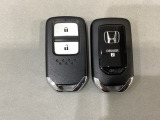 スマートキーを装備しています。鍵を差し込むことなくドアロックの開け閉めと、スタートボタン操作でのエンジンスタートができます。スペアキーも同じものを用意しております。