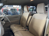 フロントシートはベンチシートです。インパネシフトで足元は広々。運転席と助手席はウォークスルーできます。