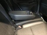 アームレストも付いて長距離でも快適に過ごせる後席です。