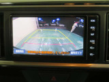 車両後方の映像を映すバックモニター。進路を確認しながら安全に車庫入れできます。