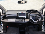 操作性に優れた運転席となります!小物入れや各ボタンの配置にこだわり、使いやすいです!座り心地もよく視認性も良好なのでロングドライブもお任せ下さい!