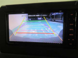 車両後方の映像を映すバックモニター。進路を確認しながら安全に車庫入れできます。