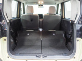 後席を左右とも倒した状態です。大きめの荷物もラクに積めそうです。