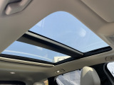こちらが電動パノラマサンルーフになります。この写真からも開放感が伝わってくると思います!伝わらない場合はぜひご来店いただいて、体感してみてください!