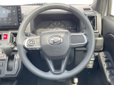 インテリアに合わせたデザインのステアリングは、運転される方のことも考え、運転しやすい形状、大きさです。是非一度、実際に触ってお確かめください。