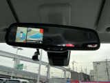 ルームミラーに映像を表示。モニターとミラーが同じ視線で確認できるので使い勝手にも優れてます。