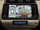 【マルチテレインモニター(1/2)】自車周辺をぐるりと俯瞰できるカメラで危険を察知。上空からの映像で自動車や障害物の位置が詳細に確認できるので、狭い駐車場でも安心して駐車できますね。