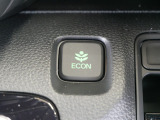 【ECONスイッチ】 ECONスイッチを押すと、加速時のアクセルの踏みすぎやエアコンの効きすぎなどを抑え燃費向上に役立ちます。