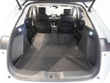 【トランクスルー機構】後席を前に倒してトランクルームとつなげ、長尺物の収納を可能にするトランクスルー機構も備えています。