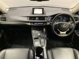 運転のしやすさと心地良さを感じる、シンプルで上質なデザインの室内空間です。