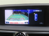 車両後方の映像を映すバックモニター。進路を確認しながら安全に車庫入れできます。