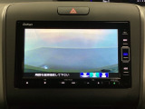 ギヤをR(バック)に入れるとナビの画面に後ろの映像が映るリアカメラ付です。後退時、コンディションが悪い視界でもカラーバックモニターがドライバーをサポートします。
