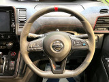 【純正革巻きステアリング】上質な革を使用することで、手にしっかり馴染みとても運転しやすいハンドルです♪