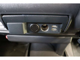 アクセサリーソケットと、USBポートが装備されているので充電がとても便利です。車内で電源が複数あるとコードを差替える面倒もなく楽ですね。