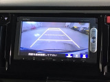 リバースギアに入れるだけで後方の表示へ切り替わります。夜間や雨の日の駐車も楽になりますよ。