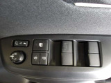 パワーウィンドウスイッチで運転席から全席の窓の開閉ができます。