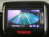 車両後方の映像を映すバックモニター。進路を確認しながら安全に車庫入れできます。