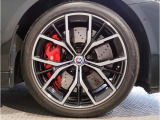 【BMWアロイホイル】軽量かつ強度に拘ったアロイホイル。走行性能ポテンシャルを引き出す設計。車の足元を引き締めてくれる大きなポイントはアロイホイルです。