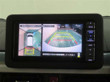 パノラミックビューモニター搭載。カメラで車両周囲の状況を映し出すため、狭い場所での駐車などに役立ちます。