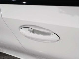 【デザインとの融合】BMWデザイナーが創り出したボディデザインを損なう事のない様に配置とデザインに拘っています。ドアノブについてもBMWの拘りに妥協はありません。