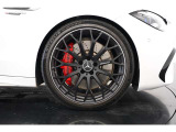 20インチAMGアルミホイール(鍛造)やワイドなマットクロームのサイドスカートを採用することで筋肉質で引き締まったプロポーションとなっております。