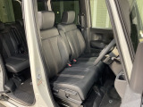 乗降がしやすい運転席。高さが調節できて小柄な方でも運転しやすいポジションをとることができます。