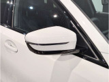 【BMWミラー】視認性の高いスタイリッシュなミラー。自動防眩機能も付いており夜間のドライビングをサポートします。