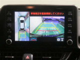 パノラミックビューモニター搭載。カメラで車両周囲の状況を映し出すため、狭い場所での駐車などに役立ちます。