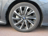 右前 18インチアルミホイール タイヤサイズは、225/45R18です。「*ホイールロックナットは展示用です」