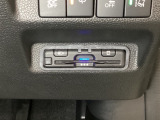 ハンドルの右下にETCがついています。高速道路の料金所の通過も楽々です!。 カードの取り出しもしやすい場所についています。