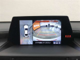 パノラミックビューモニター付きです。車両を上から見たような映像をディスプレイオーディオ画面に表示。運転席からの目視だけでは見にくい、車両周辺の状況をリアルタイムでしっかり確認できます。