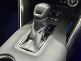 【フロアシフト】直感的な操作性や手に取りやすいレバー位置が特徴です。MTモードはエンジンブレーキやパワフルな加速を要する際など様々なケースで活躍。