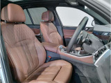 【コックピットシート】BMW車の主役席。車体中央にくる様に配置し車両重心とが一致する事でドライバーと車との一体感あるドライビングを実現。人間工学に基づき形成した形状が長時間のドライブ疲労も軽減します!