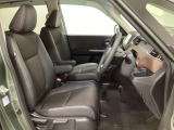 女性でも運転がしやすいように、シートの高さ調整機能(シートリフター)がついています。広い足元にゆったり座れるシートには肘掛も装備しており長距離の運転でも疲れにくいシートです。
