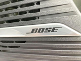 【BOSEサウンドシステム】メーカーオプションの高品位サウンドシステムを搭載。専用のチューニングが施された大小様々なスピーカーから良質なサウンドが奏でられ、臨場感あふれる音響空間を演出します。