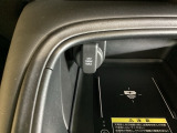 センターコンソールにはワイヤレス充電器を装備してます。Qi(チー)規格対応のスマートフォンなどを置くだけでワイヤレスで充電可能です。またスマートフォンの充電可能なUSB端子なども別途装備しています。