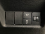 ハンドルの右側にはヘッドライトレベライザーとVSA(ABS+TCS+横滑り抑制)の解除スイッチがついています。ヘッドライトレベライザーは道路状況や積荷の加重に応じてライトの高さを調節できます。