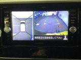 【アラウンドビューモニター】クルマを真上から見下ろしているかのような映像で、スムースな駐車をサポートします