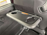 飲み物を置いたりお菓子を置いたり出来る便利なシートバックテーブルがついてますのでロングドライブなどに便利ですよ♪
