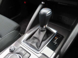 CX-5のシフトレバーです。MTモード付きの6ATで、しなやかな走りを支えます。また、足元にはフロアマットも装着済みです。