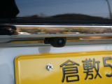 【バックカメラ】 車庫入れの苦手なお客様も安心。バック時目視しにくいクルマの周囲を確認。夜間などの安全性もUP。