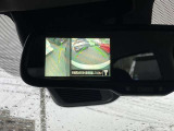 ルームミラーにもアラウンドビューモニターの映像が出ますのでどちらか見やすい方をご使用いただけます。